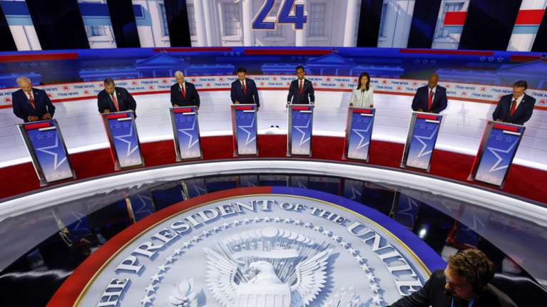 ΗΠΑ: Πρώτο ντιμπέιτ των υποψηφίων για το χρίσμα των Ρεπουμπλικανών - Έκλεψε την παράσταση ο... απών Τραμπ