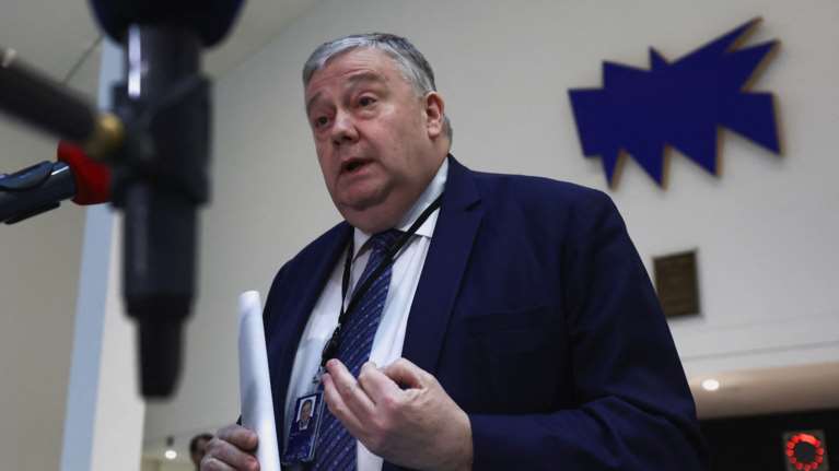 Qatargate: Το Ευρωκοινοβούλιο ψήφισε υπέρ της άρσης της ασυλίας των Αντρέα Κοτσολίνο και Μαρκ Ταραμπέλα