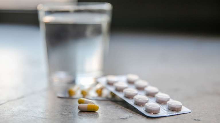 Θλιβερή πρωτιά της Ελλάδας: 2.000 θάνατοι από ανθεκτικά μικρόβια - Καμπανάκι για την υπερκατανάλωση αντιβιοτικών