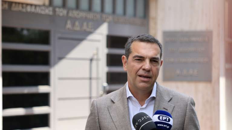 Τσίπρας: Να κάνει άμεσα έρευνα η ΑΔΑΕ για το αν και πόσοι ακόμα βουλευτές παρακολουθούνται