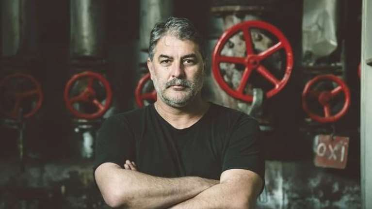 Ο Βασίλης Μπισμπίκης εγκαινιάζει το νέο Cartel: Σε παλιό εργοστάσιο στο Αιγάλεω - Η αιρετική παράσταση που ανεβάζει