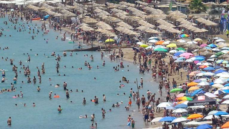 Καιρός: Έκτη ημέρα επελαύνει ο καύσωνας - Κολασμένα σαραντάρια αλλά και καταιγίδες - Χαμός στις παραλίες της Αττικής