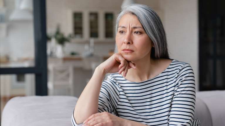 Τα 4 άγνωστα σημάδια που δείχνουν ότι γερνάμε - Τι να προσέξουμε σε δόντια, φωνή, ύψος και ημικρανίες