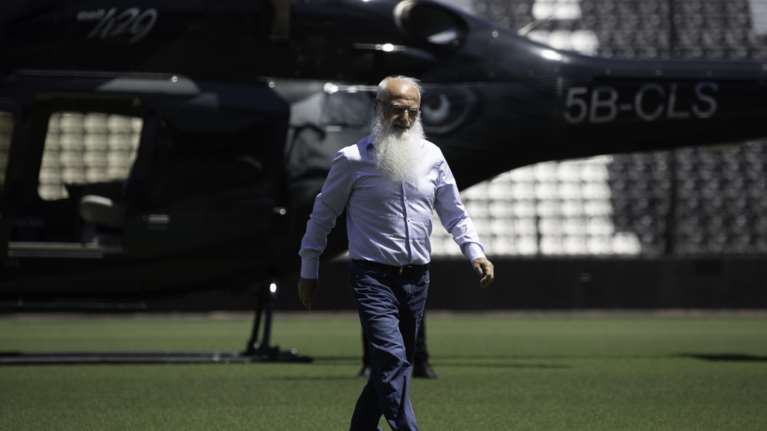 Ιβάν Σαββίδης: Η εντυπωσιακή άφιξη με ελικόπτερο, η μακριά γενειάδα και η αγκαλιά με τον Λουτσέσκου [εικόνες - βίντεο]