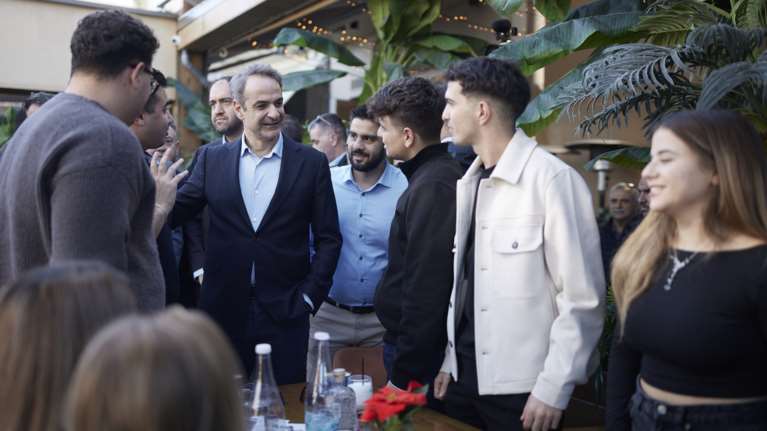 Στην Κρήτη ο Μητσοτάκης: Οι ρακές, οι σέλφι και οι χειραψίες με πολίτες στο Ρέθυμνο [εικόνες]