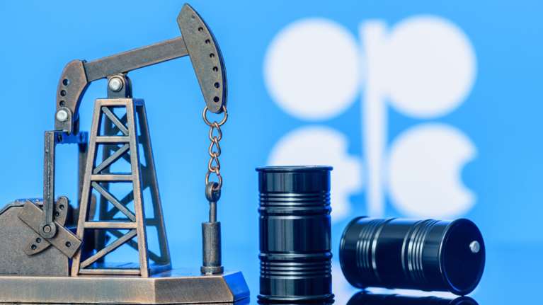 ΟΠΕΚ+ :Επεκτείνει μέχρι το τέλος του 2025 τις περικοπές στην παραγωγή