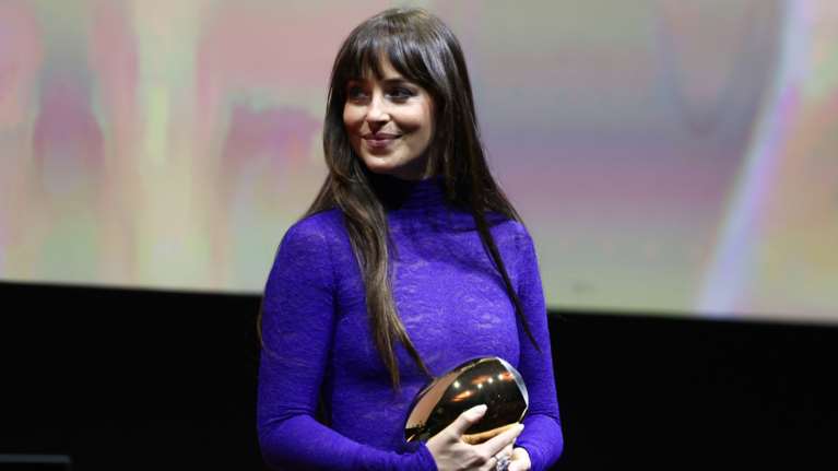 Η Ντακότα Τζόνσον με τολμηρή μάξι δημιουργία Gucci - Το δαντελένιο μπούστο και τα εκθαμβωτικά κοσμήματα [εικόνες]