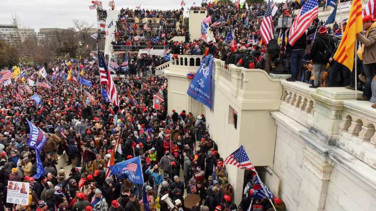 Ο Τραμπ θα εξετάσει από &quot;την πρώτη ημέρα&quot; την απονομή χάριτος σε δράστες της επίθεσης στο Καπιτώλιο