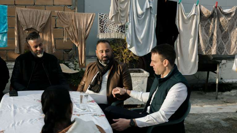 Σε καταυλισμό Ρομά στα Σαγαίικα ο Κασσελάκης: Είσαι ο πρώτος πολιτικός που μας επισκέπτεται, του είπαν [Εικόνες]