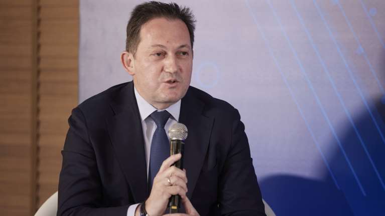 Θύελλα αντιδράσεων για το &quot;όποιος δεν προσαρμόζεται, πεθαίνει&quot; του Πέτσα - Τα μάζεψε ο αναπληρωτής υπουργός Εσωτερικών