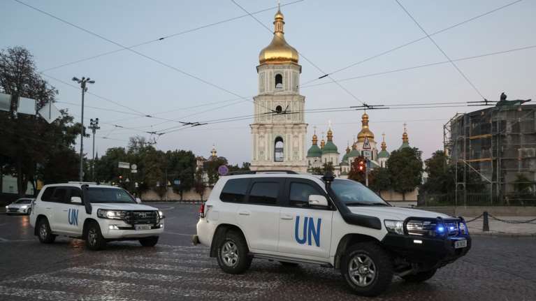 Με αλεξίσφαιρα και θωρακισμένα τζιπ έφτασαν στη Ζαπορίζια οι ειδικοί του ΟΗΕ - Βομβαρδισμοί στην περιοχή [εικόνες]