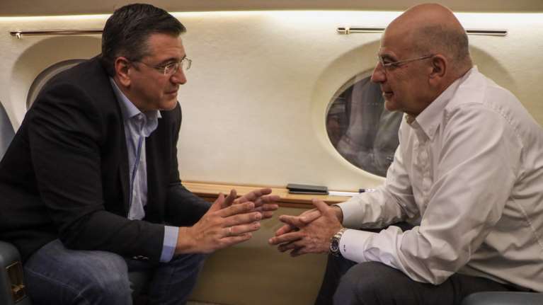 Ο Δένδιας πήγε στη Σμύρνη για να πάρει τον Τζιτζικώστα μετά το τουρκικό μπλόκο - Η φωτογραφία στο κυβερνητικό αεροσκάφος