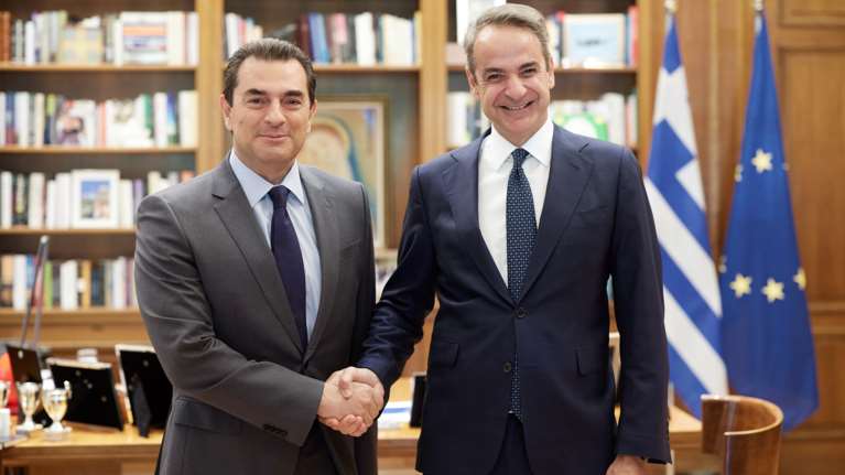 Συνάντηση Κυριάκου Μητσοτάκη με τον νέο γραμματέα της ΠΕ της ΝΔ Κώστα Σκρέκα