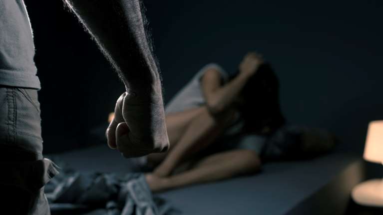 Εύβοια: 50χρονος ξυλοκόπησε τη 25χρονη σύζυγό του μπροστά στα μάτια των παιδιών τους - Την έσερνε από τα μαλλιά