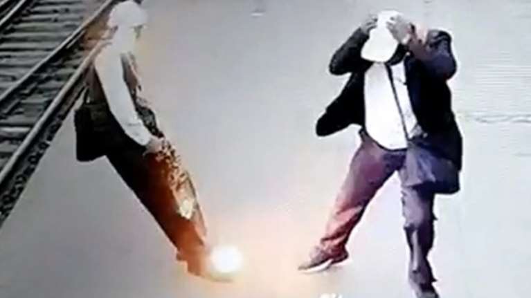 Σοκ στην Ινδία: Ελεγκτής εισιτηρίων παθαίνει ηλεκτροπληξία από κομμένο καλώδιο και πέφτει στις ράγες [βίντεο]