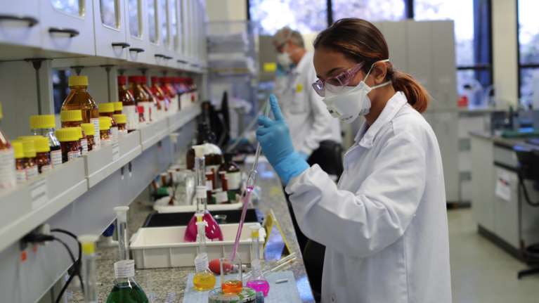 Νέα έρευνα για τον κορονοϊό: Χωρίς εμβόλιο οι άνθρωποι θα μολύνονται ξανά κάθε 16 μήνες