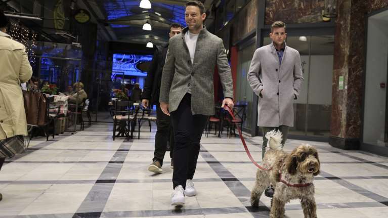 Στέφανος Κασσελάκης: Στο χριστουγεννιάτικο μπαζάρ του συλλόγου γονέων του ΚΕΘΕΑ με τον Τάιλερ και τη Φάρλι [εικόνες]