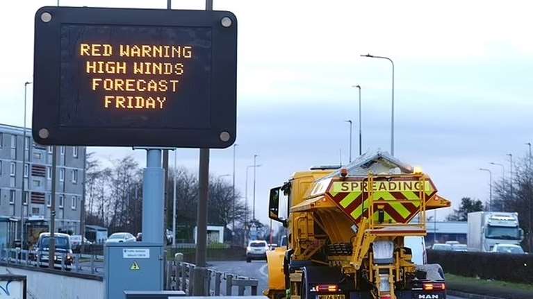 Η &quot;κακοκαιρία του αιώνα&quot; σαρώνει τη Βρετανία: Προειδοποίηση σε εκατομμύρια πολίτες να μην βγουν από τα σπίτια τους