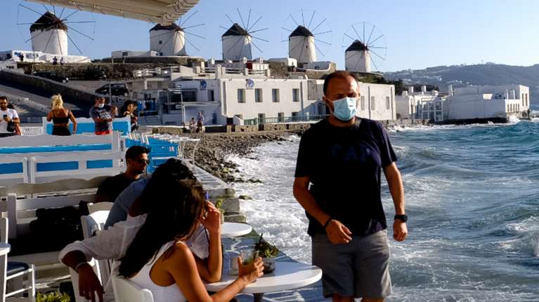 Τετραπλοί έλεγχοι της ΕΛ.ΑΣ στα &quot;κόκκινα&quot; νησιά - Έφοδοι &quot;μυστικών&quot; αστυνομικών με κάμερες σε βίλες για τα κορονοπάρτι