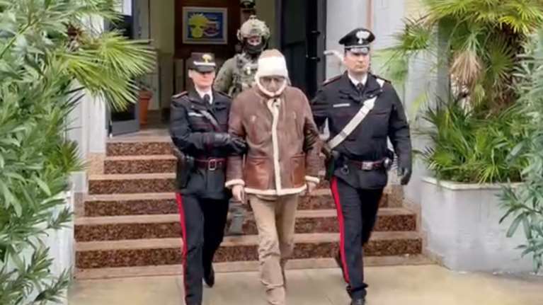 Ιταλία: Η στιγμή της σύλληψης του αρχιμαφιόζου Ματέο Μεσίνα Ντενάρο - Ο κόσμος χειροκροτούσε τους αστυνομικούς [Βίντεο]