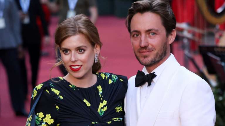 Πριγκίπισσα Βεατρίκη: Η κόρη της Σιένα Ελίζαμπεθ περπατά στην εξοχή ξυπόλητη με φλοράλ φόρεμα