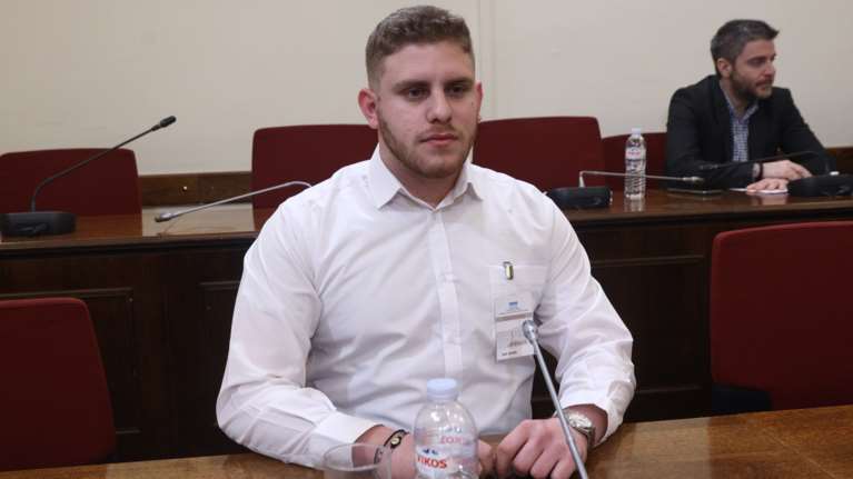 Εξεταστική για τα Τέμπη: &quot;Ξύπνησα με εγκαύματα&quot; - Η κατάθεση του 22χρονου που επέζησε και η ερώτηση που προκάλεσε αντιδράσεις