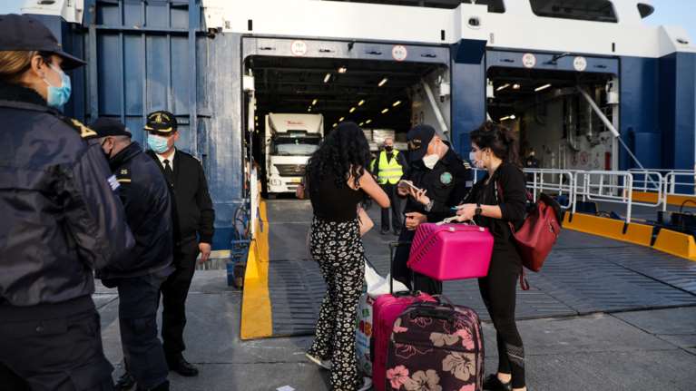 Λοιμωξιολόγοι για τους ανεμβολίαστους: Με αρνητικό τεστ οι μετακινήσεις από νομό σε νομό με ΚΤΕΛ, πλοία, αεροπλάνα και τρένα