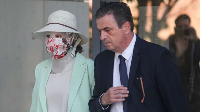 Επίθεση με βιτριόλι: &quot;Ήταν λουσμένη η Ιωάννα, λιώσανε τα μάρμαρα και το ασανσέρ&quot; - Οι καταθέσεις που καίνε την Εφη