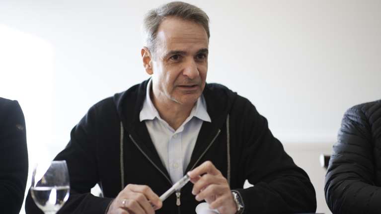 Οργή Μητσοτάκη για την οπαδική βία: Θα νικήσουμε - Το οφείλουμε στον αστυνομικό που παλεύει για τη ζωή του