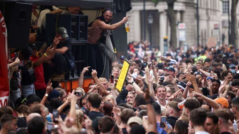 Βρετανία: Τεράστιο υπαίθριο πάρτι στο Λονδίνο για την επαναλειτουργία των νυχτερινών κέντρων