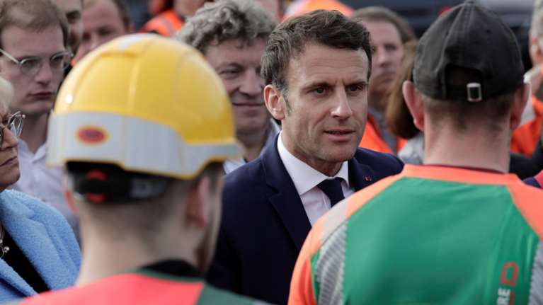 Γαλλικές εκλογές: Κάνει πίσω ο Μακρόν για τις συντάξεις - Ποια είναι η νέα στρατηγική του για να νικήσει τη Λε Πεν