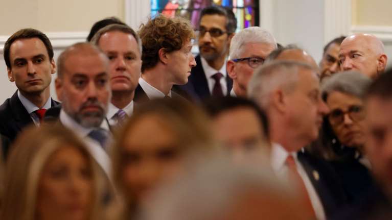 &quot;Χορός&quot; δισεκατομμυριούχων στην ορκωμοσία Τραμπ: Μαζί στην εκκλησία Ζάκεμπεργκ, Μπέζος και Κουκ [εικόνες]