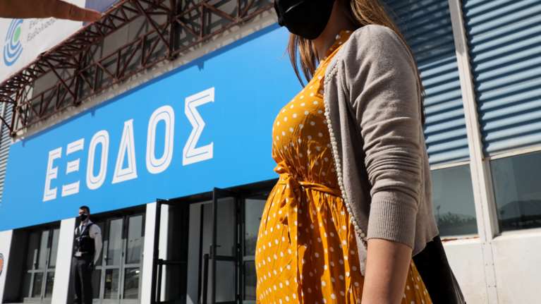 Κορονοϊός: Σχεδόν 2.900 έγκυες και λεχώνες νόσησαν το 2021 - Μόλις το 7,7% είχε εμβολιαστεί