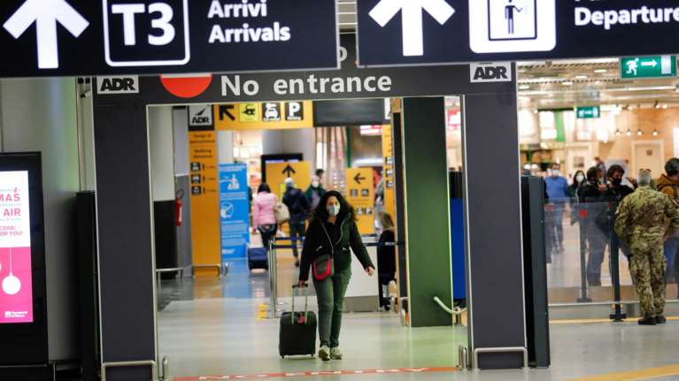 Βρετανία και Νέα Ζηλανδία απαιτούν αρνητικό τεστ κορονοϊού για να κατέβεις από το αεροπλάνο