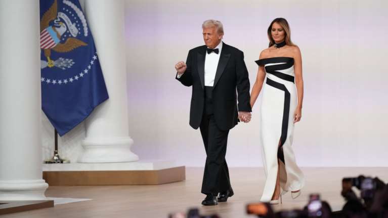 Μελάνια Τραμπ: Η ιδέα πίσω από το εντυπωσιακό φόρεμα της δεξίωσης και η διαμαντένια καρφίτσα που μεταποίησε σε τσόκερ