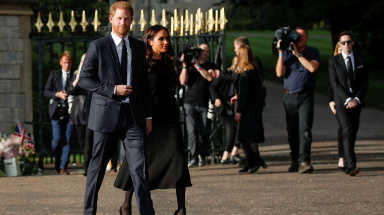 Μέγκαν Μαρκλ: Σταματά τα podcast σε ένδειξη πένθους για τη βασίλισσα Ελισάβετ - Η προσέγγιση με το παλάτι