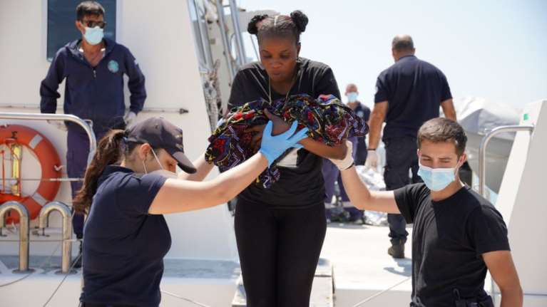 Αιγαίο: Μετανάστρια γέννησε σε βραχονησίδα - Σημαντική η παρέμβαση του Λιμενικού [Εικόνες - Βίντεο]