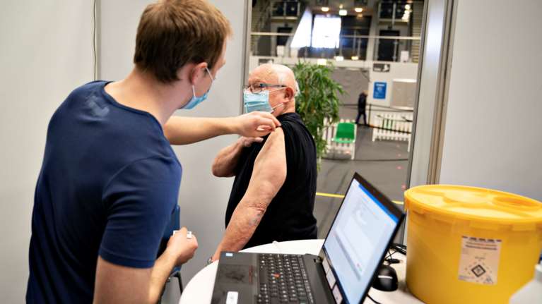 Δανία: Σταματά τον εμβολιασμό - Η πρώτη χώρα που λαμβάνει τέτοια απόφαση