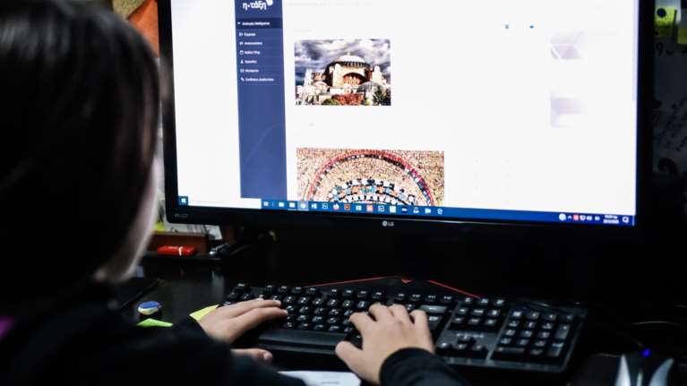 "Κούρεμα" διακοπών του Πάσχα για τους μαθητές: Μόνο μια εβδομάδα χωρίς εξ αποστάσεως εκπαίδευση