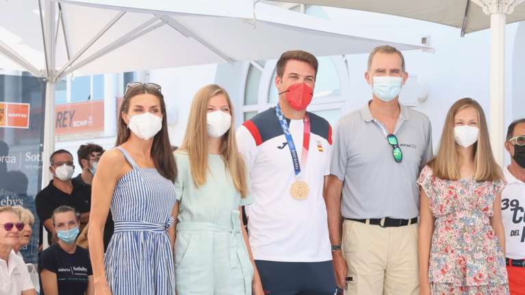 Το summer dress της βασίλισσας Λετίσια: Η εμφάνιση με διαχρονικό navy look που δεν φεύγει ποτέ από τη μόδα