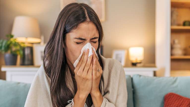 Πώς θα ξεχωρίσουμε τη γρίπη από άλλες ιώσεις του αναπνευστικού - Πού διαφέρουν τα βασικά συμπτώματα