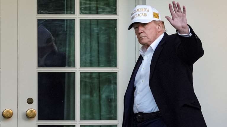 Ο Τραμπ έδιωξε τον Σύμβουλο Εθνικής Ασφαλείας Μάικ Γουόλτζ: &quot;Θυσιάστηκε&quot; για τη διαρροή απόρρητων σχεδίων πολέμου κατά των Χούθι