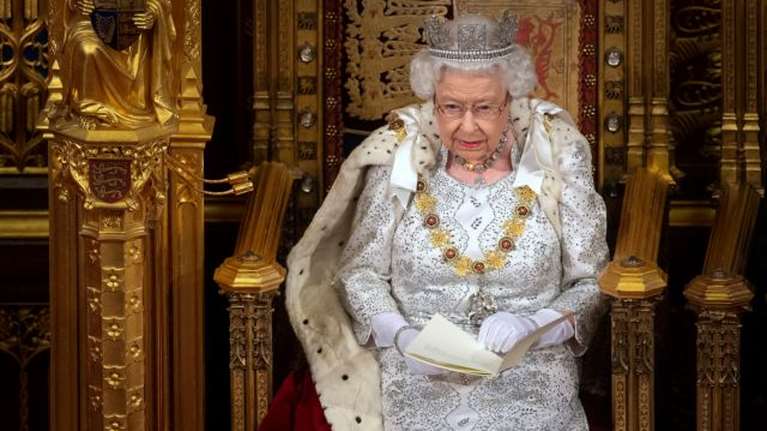 Βασίλισσα Ελισάβετ: Το μήνυμά της για τα Χριστούγεννα - Φέτος πολλοί θα ήθελαν απλώς μια αγκαλιά