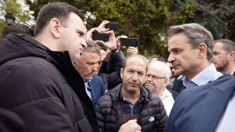 &quot;Θερμή&quot; υποδοχή Μητσοτάκη στην Καβάλα από τους απολυμένους στα Λιπάσματα [βίντεο]