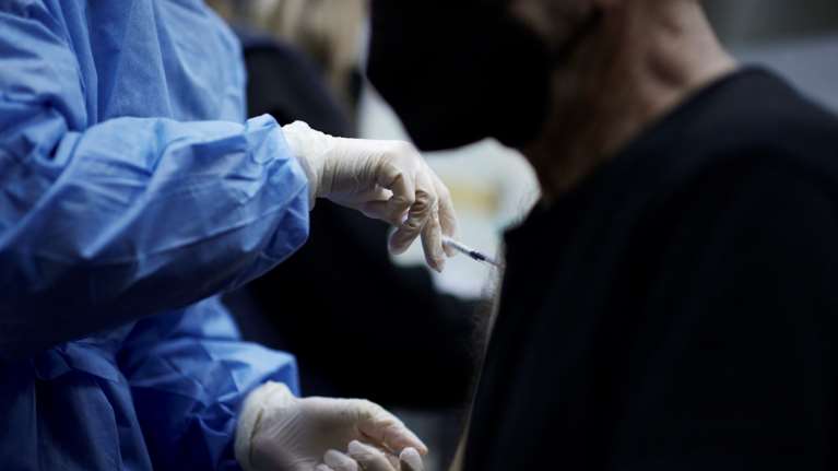 Κορονοϊός: Όποιος νοσήσει με Όμικρον έχει περισσότερες πιθανότητες επαναλοίμωξης - Ακόμα και 3πλάσια προστασία με την 4η δόση