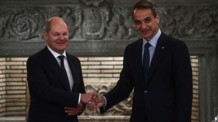 Πρώτα θα μειωθεί η φοροδιαφυγή και μετά οι φόροι - Τα μηνύματα Μητσοτάκη από το Βερολίνο και η συνάντηση με Σολτς