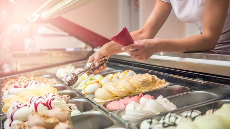 &quot;Χρυσή&quot; η τιμή του παγωτού - Πόσο κοστίζει πλέον μία μπάλα, το χωνάκι και το οικογενειακό