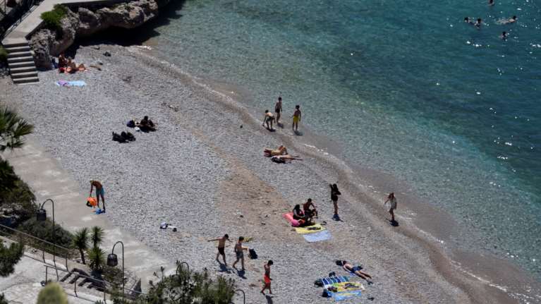 Κορονοϊός - Καθηγητής Βατόπουλος: Ετσι θα κάνουμε μπάνιο στη θάλασσα - Τι ισχύει για την άμμο και το νερό