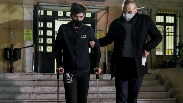 Μένιος Φουρθιώτης: Καταβεβλημένος και με πατερίτσες στην Ευελπίδων, μετά τη σύλληψη [Εικόνες]