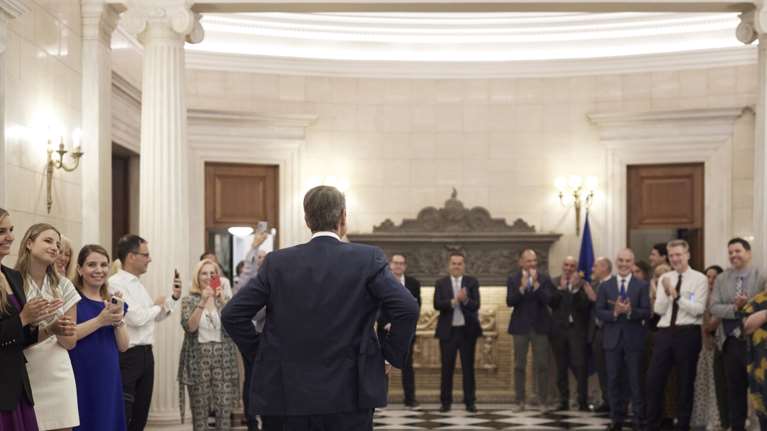 Υπουργικό συμβούλιο: Ο Μητσοτάκης κάνει τα τελευταία τηλεφωνήματα, κλείνουν οι υφυπουργοί, ποιοι μένουν έξω [όλα τα ονόματα]